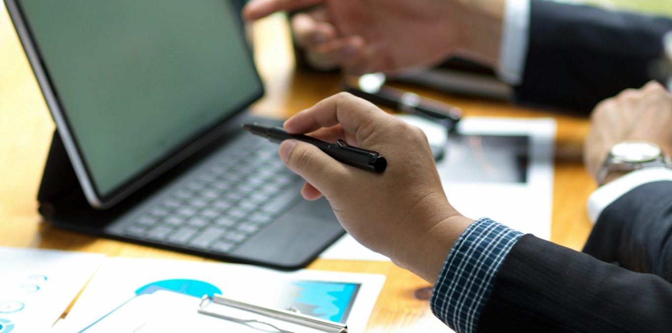 Profesional revisando información y gráficos en una reunión de asesoramiento