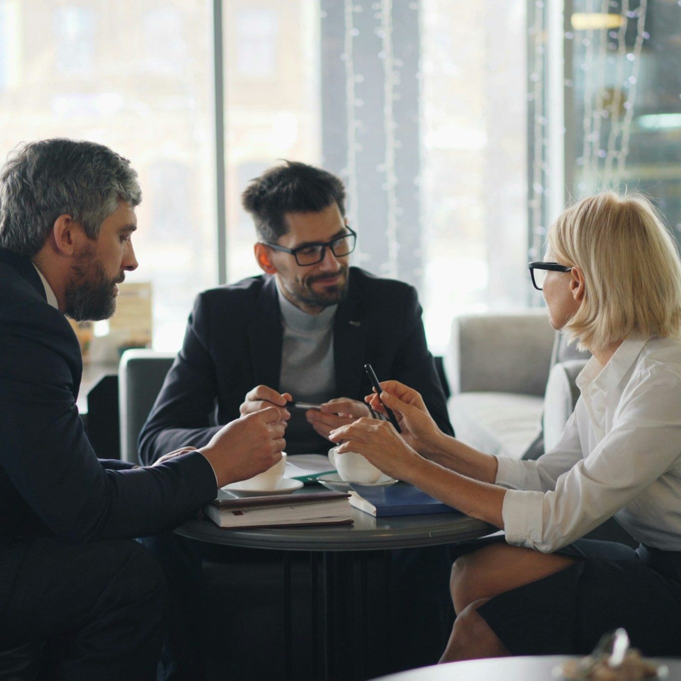 Reunión de asesoramiento profesional entre varias personas en una oficina